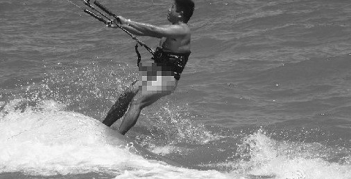 Man draws crowds for naked surfing near Xiamen's Huandao Road (Kite Surf)